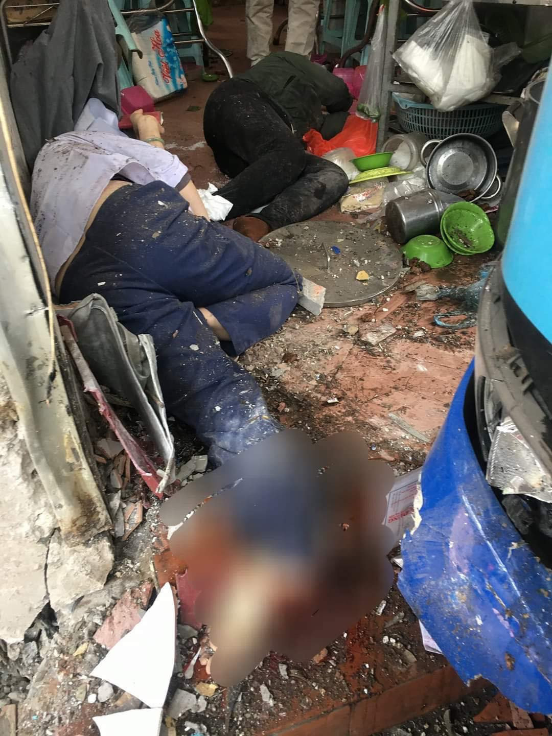 Cú tông mạnh khiến một nhân viên và một khách hàng trong quán bị thương, khoảng 6 người trên xe buýt cũng bị xây xát nhẹ, được được cảnh sát đưa đi kiểm tra. 