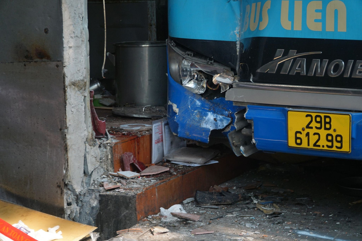 Tại hiện trường, đầu xe buýt biến dạng, nhiều mảnh vỡ văng ra vỉa hè. Sau vụ tai nạn, chính quyền phường Liễu Giai di dời những người trong căn nhà số 341 Đội Cấn tới vị trí khác do lo ngại kết cấu nhà bị ảnh hưởng, không đảm bảo an toàn. 