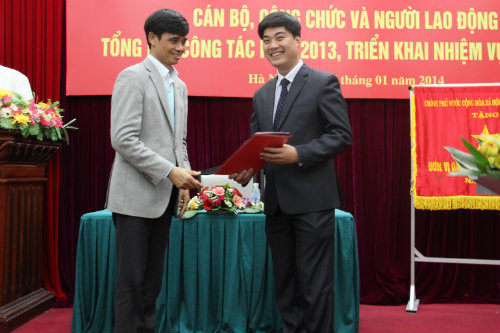 Trước đó, ngày 11/3, Bộ GTVT cũng đã quyết định điều động, bổ nhiệm ông Nguyễn Chiến Thắng, Vụ trưởng Vụ Quản lý doanh nghiệp giữ chức Cục trưởng Cục Đăng kiểm Việt Nam kể từ ngày 10/3/2023.