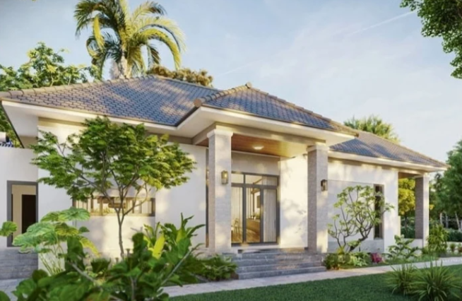 Nhà mái thái mang phong cách hiện đại được xây dựng trên khu đất có diện tích 8x18m, bao gồm 1 phòng khách, 3 phòng ngủ, 1 bếp và 2 nhà vệ sinh. Không gian xanh thoáng đãng giúp ngôi nhà lấy ánh sáng và gió tự nhiên dễ dàng. (Ảnh: Datthu) 