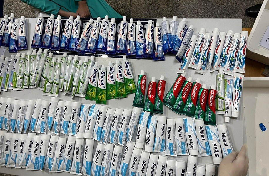 Mới đây, Cục Hải quan TP HCM có buổi gặp mặt báo chí thông tin về vụ việc bốn tiếp viên hàng không vận chuyển ma túy từ Pháp về Việt Nam, trên chuyến bay mang số hiệu VN10. Các cơ quan chức năng đã kiểm tra trực tiếp, thử mẩu, kết quả cho thấy có bốn tiếp viên cất giấu trong hành lý thuốc lắc và ketamin. Gồm 8,3 kg dạng viên nén (thuốc lắc), hơn 3 kg (kêtamin), tổng trọng lượng hơn 11,3 kg.