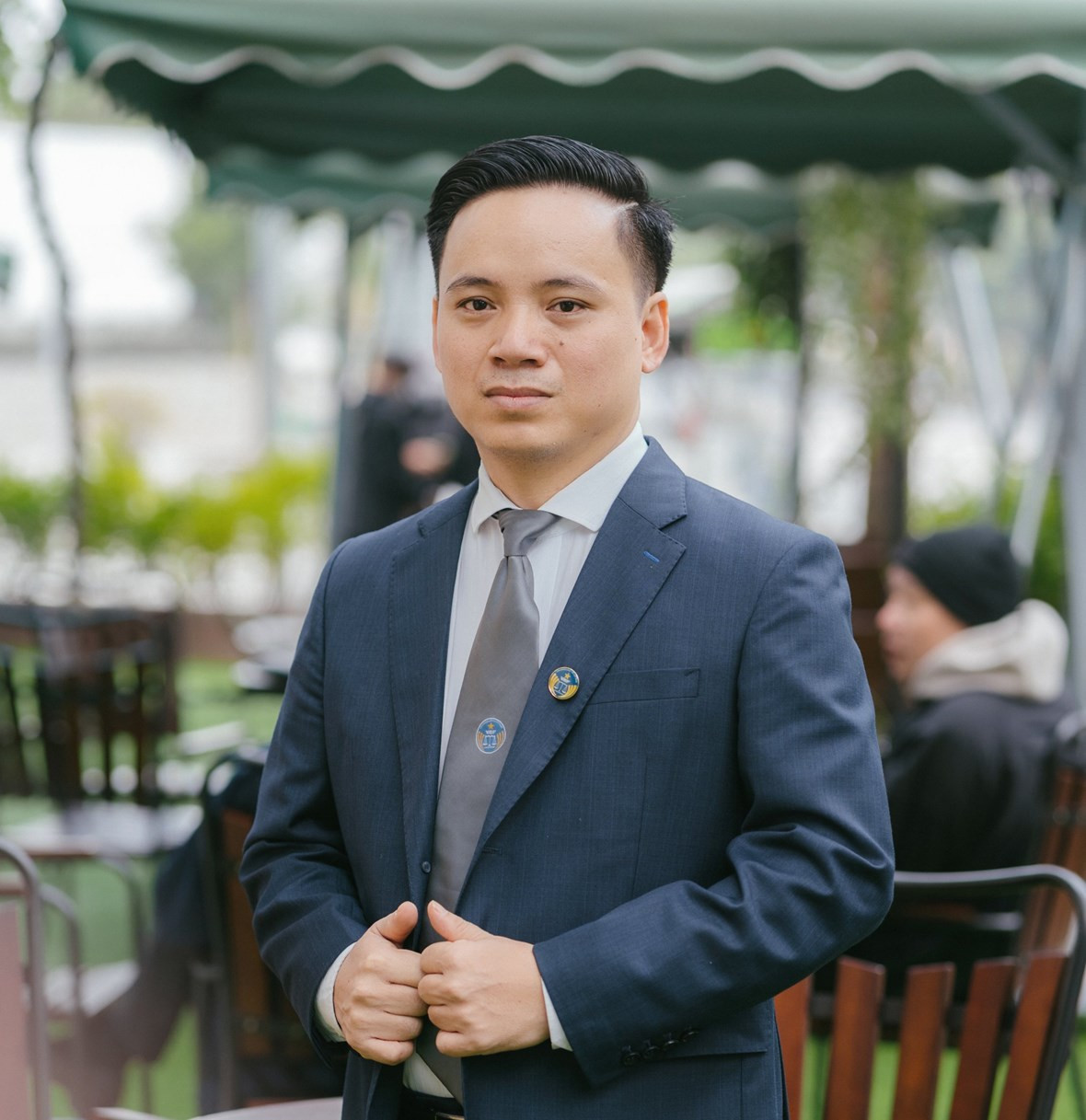 Trao đổi với PV Báo Tri thức và Cuộc sống, luật sư Nguyễn Ngọc Hùng - Trưởng Văn phòng luật sư Kết Nối (Đoàn luật sư TP Hà Nội) cho biết, qua vụ các tiếp viên hàng không của Vietnam Airline bị bắt giữ để điều tra liên quan đến hành lý có 11kg ma túy, rất nhiều bài học từ việc cầm hộ, giữ hộ hàng hóa ở sân bay bị bắt vì vận chuyển hàng cấm. 