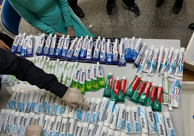 Quá trình làm việc ban đầu, bốn tiếp viên này cho rằng tại Pháp có một người (chưa xác định danh tính) nhờ "xách tay một số hàng hóa về nước" và trả công hơn 10 triệu đồng. Do quá mệt mỏi vì vừa trải qua chuyến bay dài, các tiếp viên chỉ xem qua loa vài tuýp kem và không thấy có gì bất thường. Khi về tới sân bay Tân Sơn Nhất, lực lượng chức năng kiểm tra, phát hiện. 