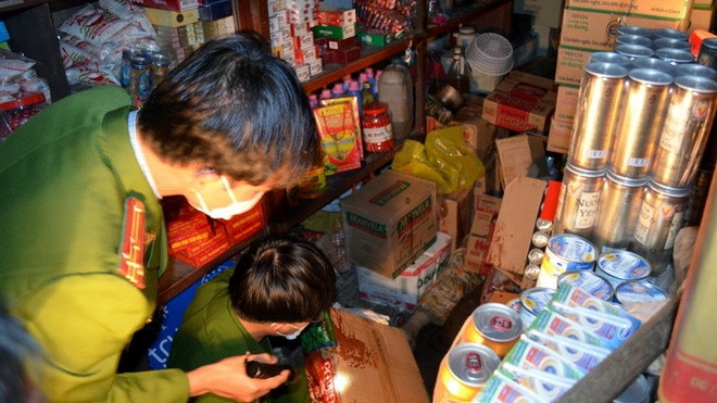 Thi thể bà Xía có nhiều vết thương, đặc biệt trên phần đầu xuất hiện vết lõm, bị tác động từ vật tày, cứng. Nguyên nhân tử vong là do vỡ hộp sọ… Quán tạp hóa có dấu hiệu lộn xộn, nhiều gói bánh, kẹo rơi rải rác dưới đất. Khi tìm kiếm, công an phát hiện một túi nilon đựng bánh kẹo rơi dưới đất, trên thành túi có dấu vân tay (Ảnh minh hoạ, nguồn Internet) 