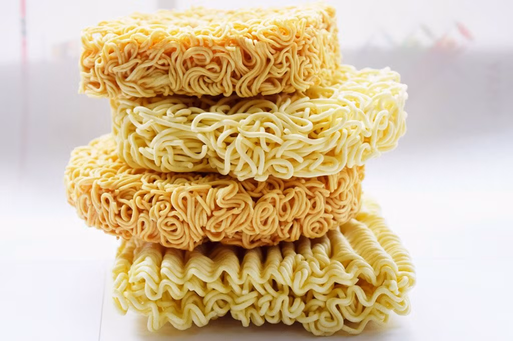 Đến tối muộn cùng ngày, Chả tỉnh dậy vẫn không thấy vợ đâu. Đói bụng, lại thêm hơi men, Chả lật khật đi sang cửa hàng tạp hóa nhà bà Xía. Sau khi lấy bia, mì gói cho vào túi nilon thì Chả mới nói không có tiền, xin nợ. Do vẫn chưa trả món nợ mua hàng trước đó nên bà Xía nhất quyết không đồng ý. Trong lúc cãi vã, Chả đã vớ được chiếc búa rồi ra tay sát hại bà Xía. (Ảnh minh hoạ, nguồn Internet) 