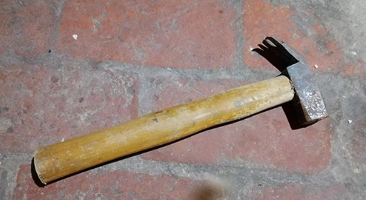 Một người dân cho biết, vào thời điểm trước khi bà Xía được phát hiện đã chết, anh ta có thấy một người đàn ông cầm theo chiếc búa đến nhà nạn nhân. Khi thấy công an xuất hiện, ban đầu anh ta có chút lo lắng. Tuy nhiên, khi làm việc, người này khai nhận đúng là mình có đem theo búa đến nhà bà Xía vì hôm đó đang sửa nhà nên khi thiếu dụng cụ đã tiện tay cầm theo chiếc búa sang nhà bà Xía để mượn thêm đồ. Tất cả những lời khai về di biến động của người đàn ông này sau đó được công an xác minh là đúng. Anh ta lập tức được loại nghi. (Ảnh minh hoạ, nguồn Internet) 