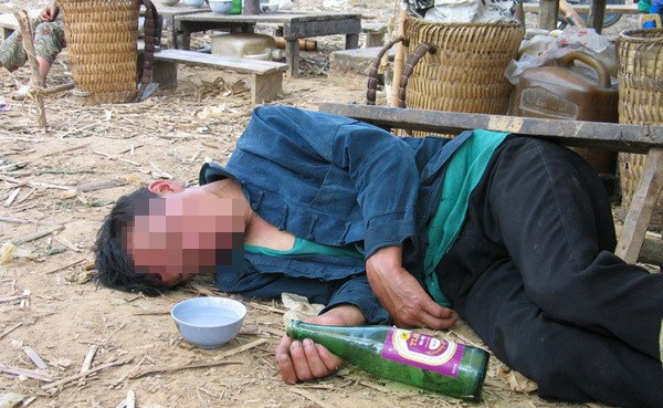 Về thông tin người đàn ông say rượu mà hai cô gái cung cấp, công an xác định được là Vừ Mí Chả (SN 1997, trú tại Lý Bôn, Bảo Lâm, Cao Bằng). Chả từ trước tới này vốn chẳng làm ăn gì mà suốt ngày rượu chè. Chính vì thế, cứ mỗi trận say anh ta lại gây gổ với vợ. Các trinh sát cũng nhận thấy người thanh niên này có nhiều biểu hiện bất thường sau cái chết của bà Xía. Thời điểm này, công tác giám định những dấu vết mà cơ quan điều tra thu thập được tại hiện trường cũng chỉ ra nghi vấn về Chả. (Ảnh minh hoạ, nguồn Internet) 