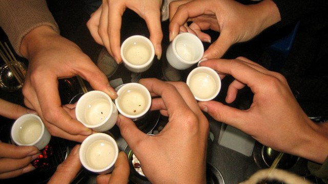 Tại cơ quan công an, thời điểm đầu tiên Chả phủ nhận toàn bộ sự liên quan của mình đến vụ án tại nhà bà Xía. Chả cố gắng đưa ra rất nhiều bằng chứng ngoại phạm. Thế nhưng, từng lý do của Chả bị các điều tra viên "bẻ gẫy" bằng những lập luận sắc bén, chứng cứ rõ ràng. Chả suy sụp, gã chẳng còn cơ để chối tội nữa. Gã khai, ngày 28/9/2019 sau khi đi uống rượu về đã cãi nhauvới vợ, vợ Chả bỏ về nhà bố mẹ đẻ. (Ảnh minh hoạ, nguồn Internet) 