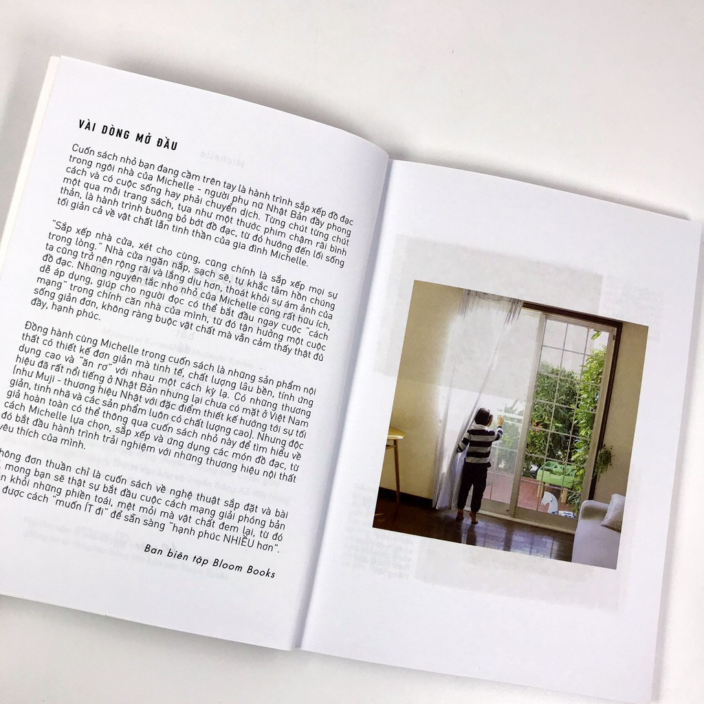 Cuốn sách Muốn ít đi - Hạnh phúc nhiều hơn bắt đầu hành trình dọn dẹp từ lối vào nhà đến phòng khách, nơi sinh hoạt chung thường dễ bày bừa đồ chơi của con trẻ đến gian bếp, trái tim của căn nhà và cuối cùng là tủ quần áo và nhà vệ sinh.