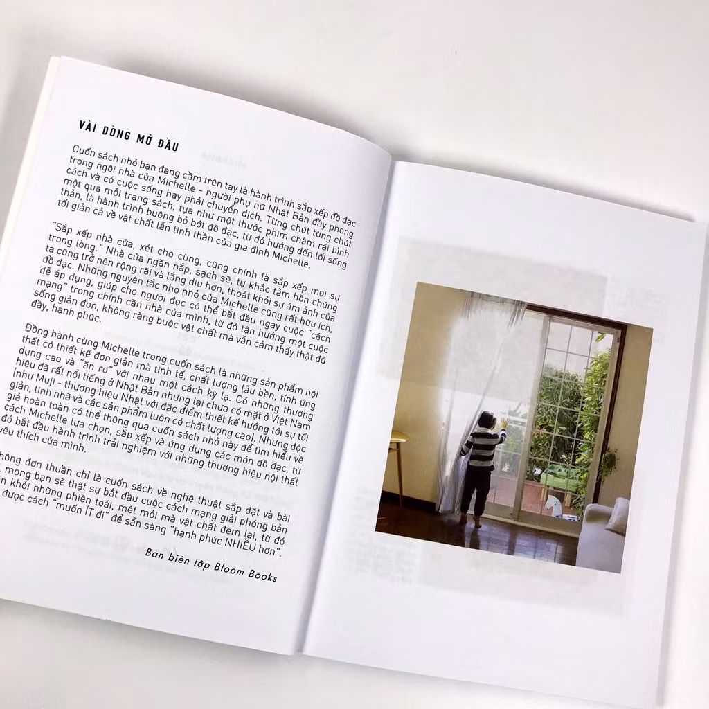 Cuốn sách Muốn ít đi - Hạnh phúc nhiều hơn bắt đầu hành trình dọn dẹp từ lối vào nhà đến phòng khách, nơi sinh hoạt chung thường dễ bày bừa đồ chơi của con trẻ đến gian bếp, trái tim của căn nhà và cuối cùng là tủ quần áo và nhà vệ sinh.