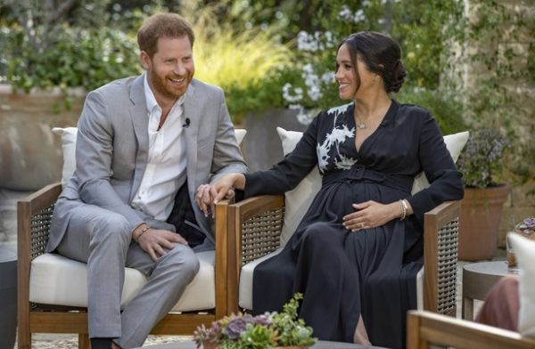 Nhà tiên tri trẻ còn nhất mạnh: "Tôi thấy hình ảnh của Meghan trên màn hình ở đâu đó, tham gia cuộc phỏng vấn và kể về tất cả. Cô đã tiết lộ bí mật Hoàng gia. Tôi cũng thấy một em bé khác của cô ấy và Harry. Hoàng tử William và Công nương Kate gặp rắc rối trong mối quan hệ".