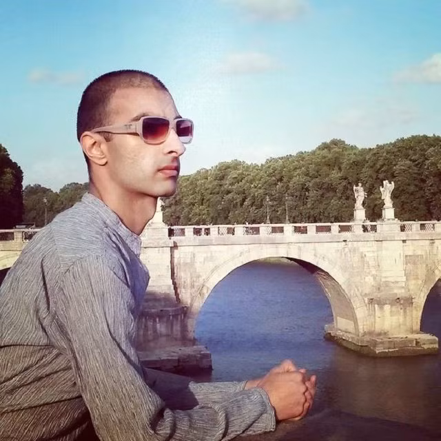 Nicolas Aujula phát hiện năng lực của mình từ nhỏ nhưng đến năm 17 tuổi anh mới bắt đầu sử dụng nó nhiều hơn. Anh kể rằng, thường xuyên nhìn thấy cảnh tượng kỳ lạ trong giấc cũng như khi đang đi trên phố.