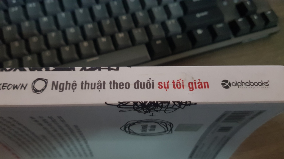 Nghệ thuật sống tối giản không phải là cuốn chiến lược quản lý thời gian hay phương pháp cải tiến hiệu suất công việc. Đó một cuốn giáo trình có hệ thống giúp bạn xác định được những công việc hoàn toàn cần thiết, sau đó là loại bỏ những thứ thừa thãi, như vậy bạn có thể tập trung hoàn thành cốt lõi công việc của mình.