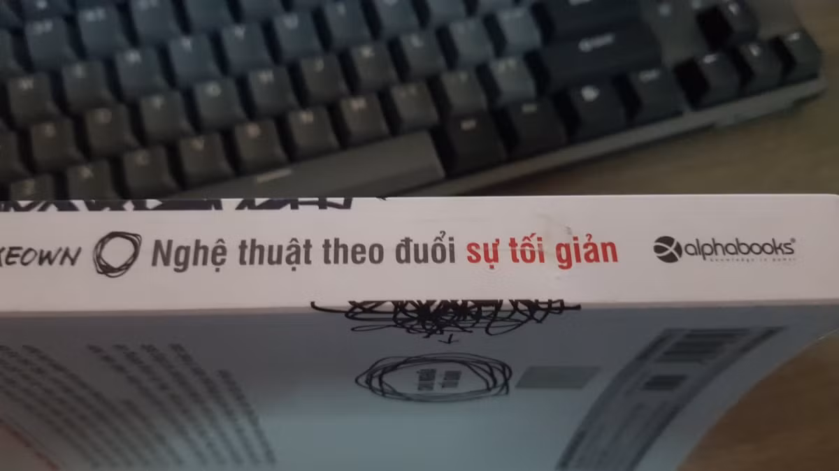 Nghệ thuật sống tối giản không phải là cuốn chiến lược quản lý thời gian hay phương pháp cải tiến hiệu suất công việc. Đó một cuốn giáo trình có hệ thống giúp bạn xác định được những công việc hoàn toàn cần thiết, sau đó là loại bỏ những thứ thừa thãi, như vậy bạn có thể tập trung hoàn thành cốt lõi công việc của mình.