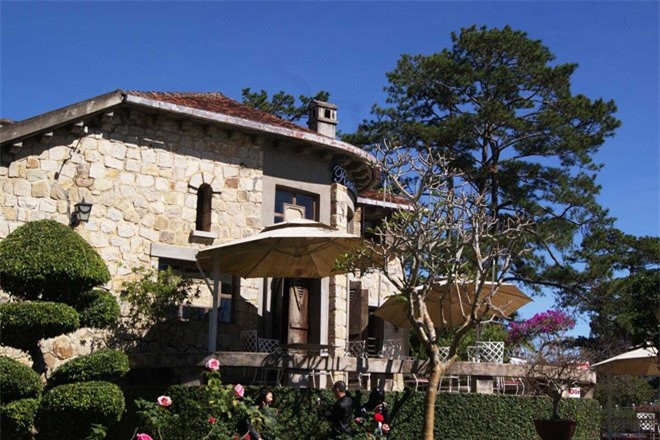 Biệt thự được xây phần lớn bằng đá chẻ, có lối đi rộng nối từ căn nhà bên này sang bên kia, có những ô cửa lớn được thiết kế thành những chiếc vòm cao gió lùa bốn phía. Trong biệt thự này có trưng bày các bức tượng, tranh sơn dầu...