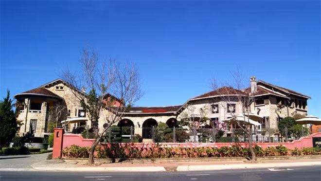 Biệt thự được xây dựng vào năm 1928 theo lối kiến trúc Tây Ban Nha duy nhất từ trước đến nay tại Đà Lạt. Biệt thự gồm hai khối nhà nối liền nhau bằng một hành lang bán nguyệt với phần tường bên ngoài được xây bằng đá tự nhiên.