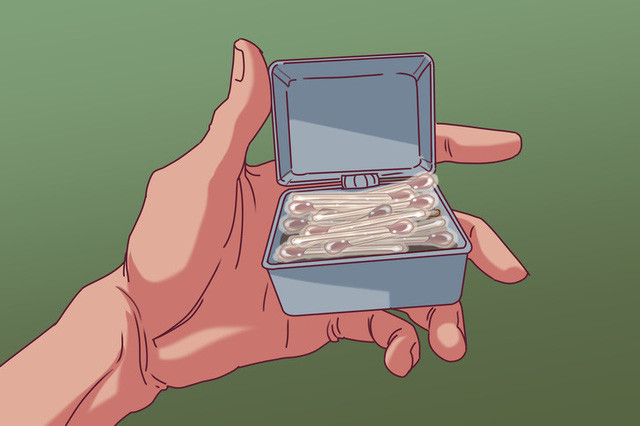 Luôn mang theo một bao diêm được bọc sáp ở đầu: Diêm là dụng cụ tạo lửa hiệu quả trong mọi tình huống. Hãy dùng sáp phủ lên đầu mỗi que diêm. Việc bọc sáp vào đầu diêm giúp chúng không bị ướt nếu rơi xuống nước. Cách thực hiện là nhúng diêm vào lớp sáp nóng rồi chờ cho khô lại.