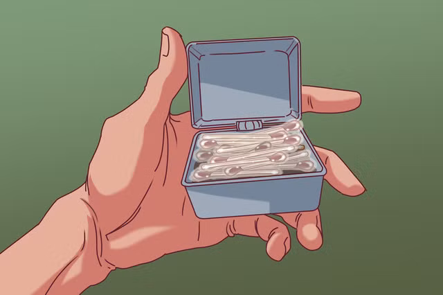 Luôn mang theo một bao diêm được bọc sáp ở đầu: Diêm là dụng cụ tạo lửa hiệu quả trong mọi tình huống. Hãy dùng sáp phủ lên đầu mỗi que diêm. Việc bọc sáp vào đầu diêm giúp chúng không bị ướt nếu rơi xuống nước. Cách thực hiện là nhúng diêm vào lớp sáp nóng rồi chờ cho khô lại.