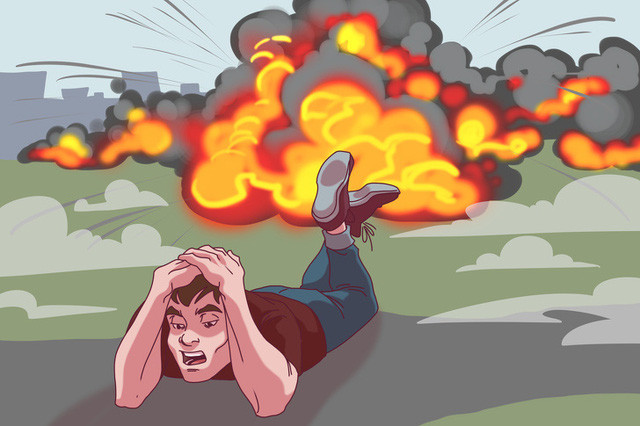 Tư thế thoát hiểm khi gặp bom nổ: Trong trường hợp có bom nổ, hãy nằm sấp trên mặt đất, lấy các ngón tay che đầu, bắt chéo chân và há miệng. Tư thế này giúp bạn an toàn hơn. Bạn nên mở miệng để tránh phổi và màng nhĩ bị tổn thương do cú nổ.