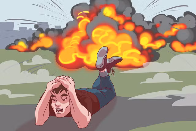 Tư thế thoát hiểm khi gặp bom nổ: Trong trường hợp có bom nổ, hãy nằm sấp trên mặt đất, lấy các ngón tay che đầu, bắt chéo chân và há miệng. Tư thế này giúp bạn an toàn hơn. Bạn nên mở miệng để tránh phổi và màng nhĩ bị tổn thương do cú nổ.