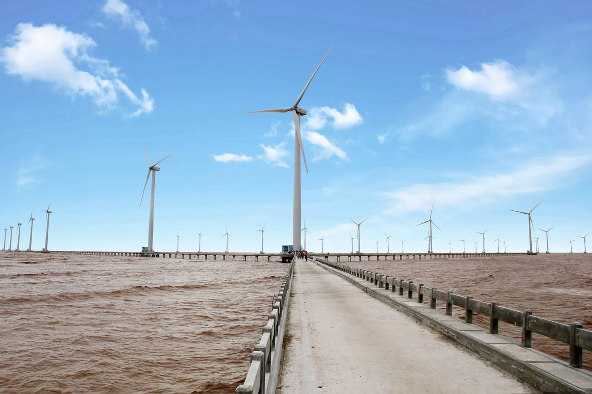 “Cánh đồng” sở hữu tới 62 cột tháp và tua bin khổng lồ đặt thẳng tắp theo hàng trên biển.