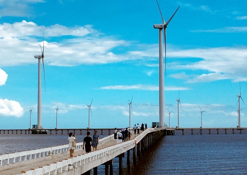 Mỗi tua bin có công suất xấp xỉ 1,6MW cấu tạo thép đặc biệt không gỉ, cao 80m, đường kính 4 m, nặng trên 200 tấn.