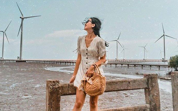 Có một điểm rất đặc biệt là ngay cánh đồng điện gió Bạc Liêu còn có rất nhiều điểm du lịch hấp dẫn và nổi tiếng. 