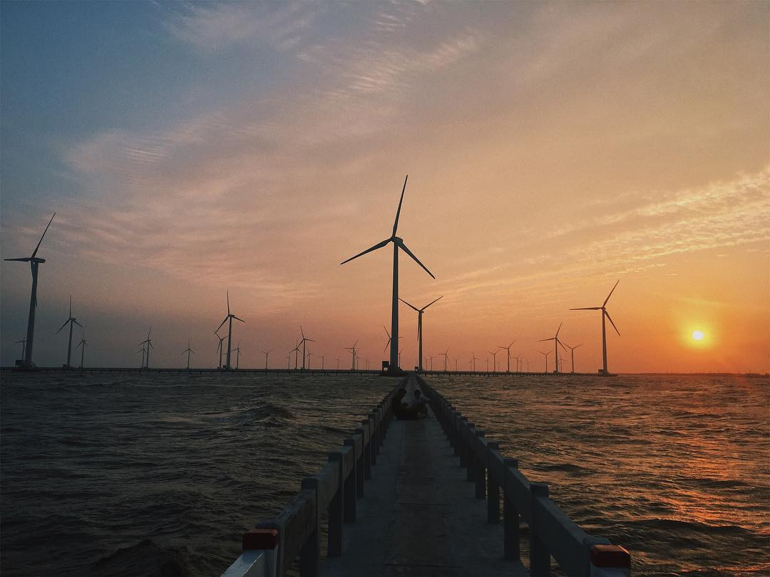 Ngày nay cánh đồng điện gió Bạc Liêu không chỉ là biểu tượng công nghiệp năng lượng sạch của cả nước mà còn là một điểm tham quan nổi tiếng tại Bạc Liêu thu hút du khách với cảnh đẹp tựa như Châu Âu.