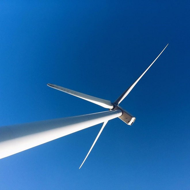 Các cột tháp và tua bin điện gió của nhà máy đều được đặt trên bờ biển. Phía trong là khu rừng phòng hộ tạo khung cảnh xanh mát, trong lành.