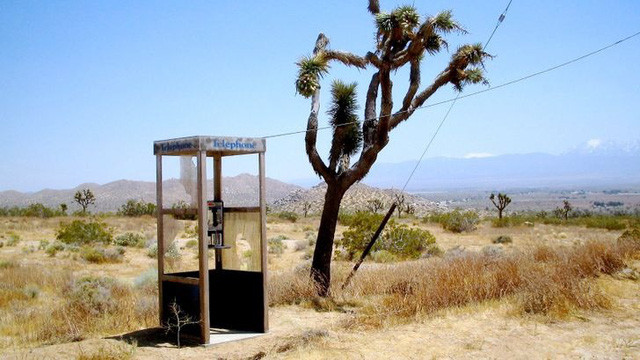 Bốt điện thoại công cộng: Một chiếc bốt điện thoại công cộng đã được lắp đặt vào năm 1960 tại sa mạc Mojave. Chiếc bốt này dành cho những công nhân mỏ và những người đi lạc tại sa mạc này. Năm 2000, do vấn đề rác thải gia tăng đi kèm sự phá hoại nặng nề, chiếc buồng điện thoại công cộng này đã bị phá bỏ.