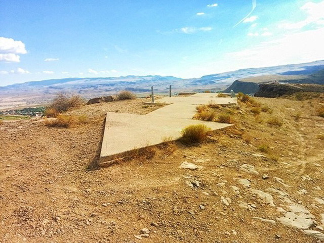 Mũi tên khổng lồ: Tại sa mạc Arizona có một mũi tên đá khổng lồ với chiều dài lên tới 20 m. Mũi tên đã được lắp đặt vào năm 1911, trước khi định vị GPS hay Google Map được ra đời nhằm giúp máy bay đưa thư định vị phương hướng. 