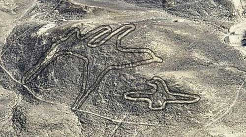 Hình vẽ lạ trên sa mạc Nazca (Peru): Lâu nay, sa mạc Peru nổi tiếng bởi những hình vẽ khổng lồ trên mặt đất mà giới khoa học vẫn hay gọi với cái tên Nazca Lines (đường Nazca). Tuy nhiên, đến nay các nhà khoa học vẫn chưa tìm được lời giải cho sự xuất hiện của những hình vẽ khổng lồ này. 