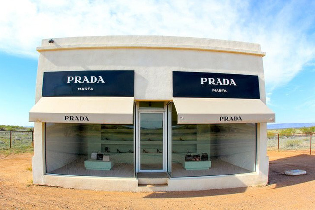 Cửa hàng Prada: Với mục đích kiểm tra xem một cửa hàng của hệ thống Prada trông sẽ như thế nào khi cách xa nền văn minh nhân loại, một cửa hàng thí nghiệm đã được xây dựng giữa một sa mạc tại Texas. 