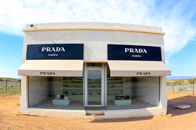 Cửa hàng Prada: Với mục đích kiểm tra xem một cửa hàng của hệ thống Prada trông sẽ như thế nào khi cách xa nền văn minh nhân loại, một cửa hàng thí nghiệm đã được xây dựng giữa một sa mạc tại Texas. 