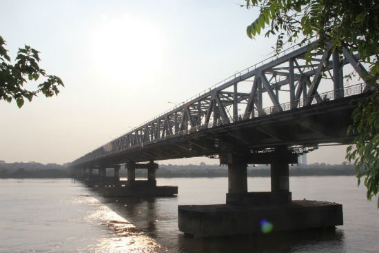  Cầu Chương Dương được xây dựng trong bối cảnh những năm 80 của thế kỷ 20, cả Hà Nội chỉ có cầu Long Biên nên cảnh ùn tắc liên tục xảy ra. Trong khi đó, cầu Thăng Long còn đang dở dang và dù có xong cũng không “chia lửa” được nhiều, do vị trí quá xa nhau. 