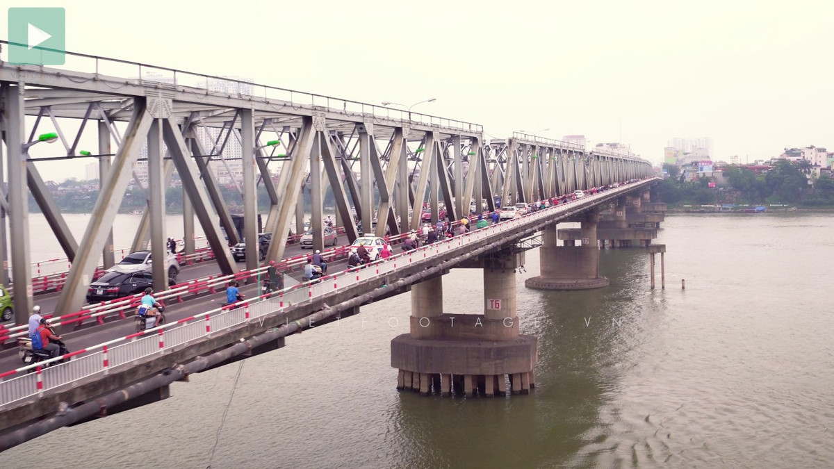 Ban đầu, cầu Chương Dương được xây dựng trên ý tưởng thiết kế là cầu treo với 3 nhịp chính vượt sông. Để làm được cầu này, điều quan trọng nhất là phải đóng được cọc của các trụ nhịp chính xuống sông Hồng ở độ sâu khoảng 60m. 