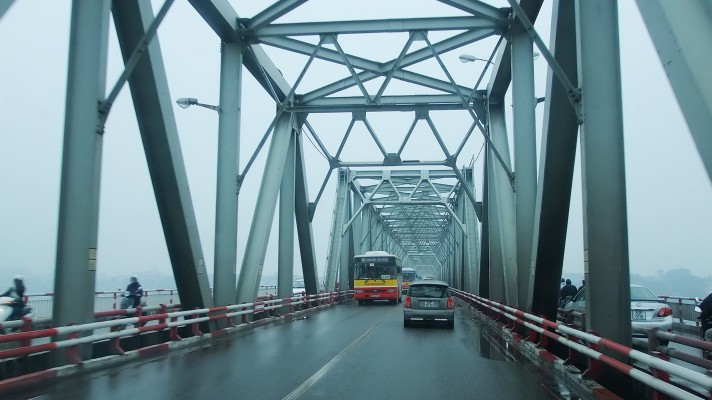 Cầu chia làm 4 làn xe chạy 2 chiều, ở giữa có phần cánh gà mỗi bên rộng 5m, phía ngoài cùng có làn đường dành cho xe máy rộng 1,5m. 