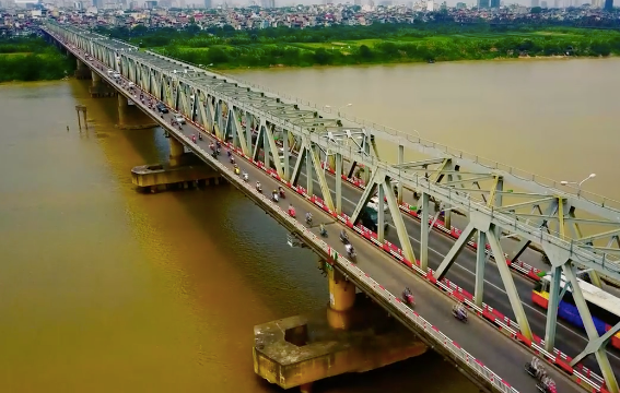  Cầu Chương Dương bắc qua sông Hồng, giữ vị trí giao thông quan trọng, được coi là cây cầu kì tích về cả thiết kế và thi công hoàn toàn do các kĩ sư Việt Nam lên phương án và thực hiện xây dựng. 