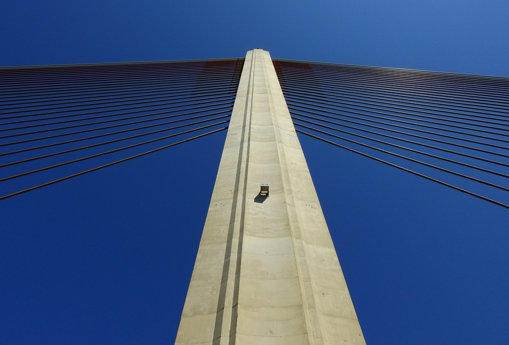 Dự án cầu Bãi Cháy có thời gian lập kế hoạch khá lâu (khoảng 20 năm). Sau rất nhiều lựa chọn thay đổi, cầu chính thức được xây dựng từ năm 2003 với mức kinh phí lên tới 2.140 tỷ đồng. 