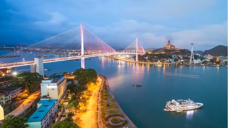 Cầu dài 2.487m, trong đó chiều dài cầu chính (không kể đường dẫn) 903m, gồm 6 nhịp liên tục. Chiều cao thông thuyền 50m, trụ cao nhất 137,5m so với mực nước biển.