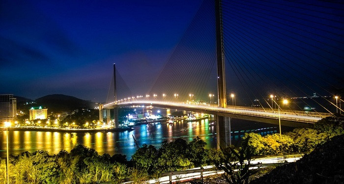 Đặc biệt, Cầu Bãi Cháy có điểm nhấn chính gồm những sợi dây văng nối mặt phẳng dây thẳng đứng. Nhìn từ trên cao, cầu giống như một cây đàn khổng lồ chiếm lĩnh một không gian rộng lớn. 