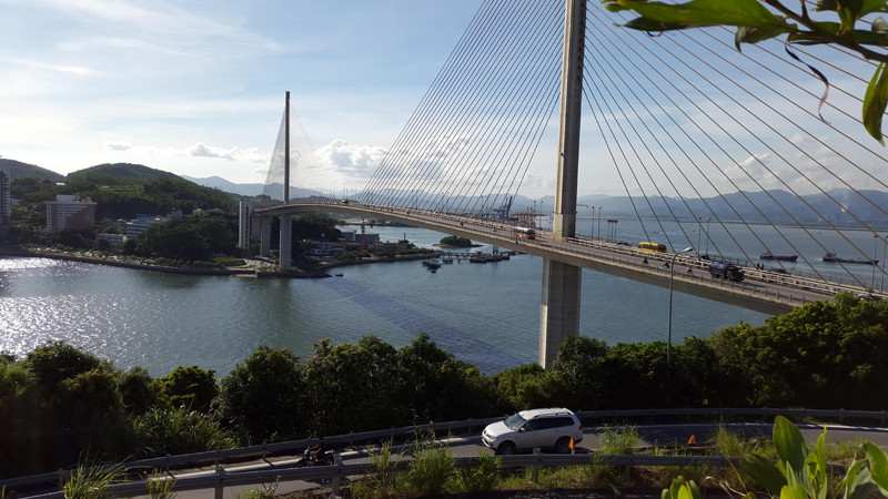 Trục cầu có độ cao lên đến 50 m khi thi công được đúc cân bằng, song song hai bên tạo độ vững chắc. Phía dầm cầu được thiết kế hướng ra biển và điểm kết thúc có hai bên cánh hẫng nâng đỡ. Với cấu tạo như thế này, tàu thuyền có thể hoạt động bình thường khi qua sông ngay cả khi cầu đang xây dựng hoặc sửa chữa. 