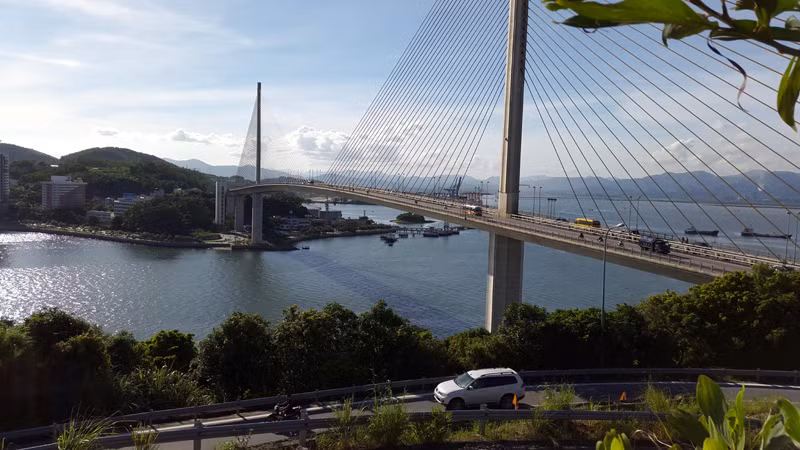 Trục cầu có độ cao lên đến 50 m khi thi công được đúc cân bằng, song song hai bên tạo độ vững chắc. Phía dầm cầu được thiết kế hướng ra biển và điểm kết thúc có hai bên cánh hẫng nâng đỡ. Với cấu tạo như thế này, tàu thuyền có thể hoạt động bình thường khi qua sông ngay cả khi cầu đang xây dựng hoặc sửa chữa. 