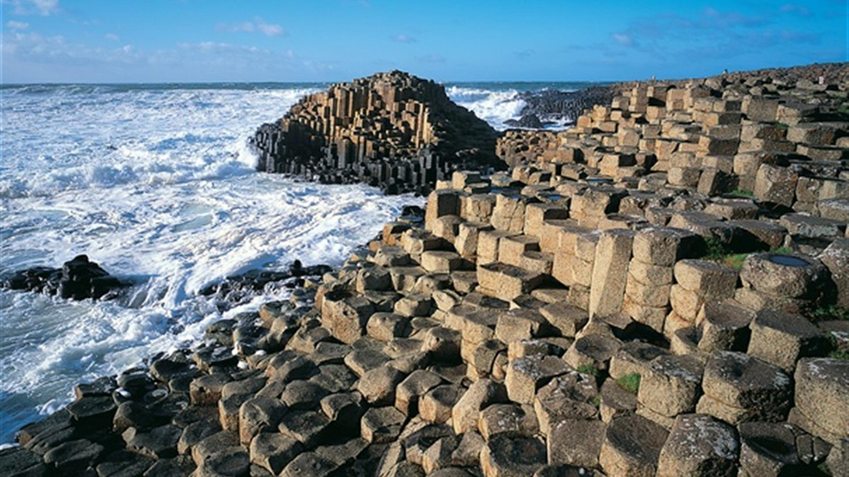 Về cấu trúc địa chất ghềnh Đá Đĩa Phú Yên có nét tương tự như Giant’s Causeway ở Ireland tuy nhiên có quy mô nhỏ hơn.