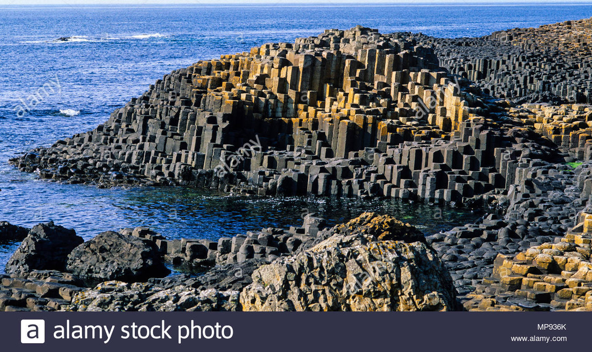 Giant's Causeway trên bờ biển đông bắc Ireland là ghềnh đá đĩa nổi tiếng nhất trên thế giới. Khoảng 40.000 cột đá bazan tạo thành những bậc thang dọc theo Đại Tây Dương.