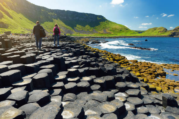 Khu vực này, hiện là Di sản Thế giới, được đặt tên Giant's Causeway – Bờ đê của người khổng lồ là do một truyền thuyết cũ giải thích rằng các cột đá là tàn tích của một con đường khổng lồ do một người khổng lồ xây dựng. Người ta cho rằng nó đã từng trải dài đến tận Scotland.