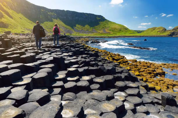 Khu vực này, hiện là Di sản Thế giới, được đặt tên Giant's Causeway – Bờ đê của người khổng lồ là do một truyền thuyết cũ giải thích rằng các cột đá là tàn tích của một con đường khổng lồ do một người khổng lồ xây dựng. Người ta cho rằng nó đã từng trải dài đến tận Scotland.