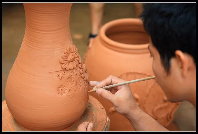 Cuối đời ông về trí sỹ tại thái ấp ở thôn Linh Giàng, Cổ Thành (Chí Linh, Hải Dương ngày nay). Nhận thấy dân làng thuần nông, đời sống vẫn rất khổ cực nên ông đã hướng dẫn khuyến khích dân cư làm nghề phụ sản xuất đồ gốm, nhờ đó kinh tế phát triển. Nghề gốm tồn tại đến ngay nay.