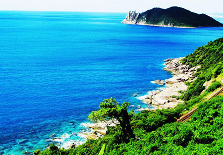 Đây còn là nơi trú ẩn của nhiều loài động vật như: tê tê, gấu ngựa, báo hoa, nhím, khỉ, trĩ sao … trong đó có những loài đặc thù chỉ sinh sống ở vùng này.