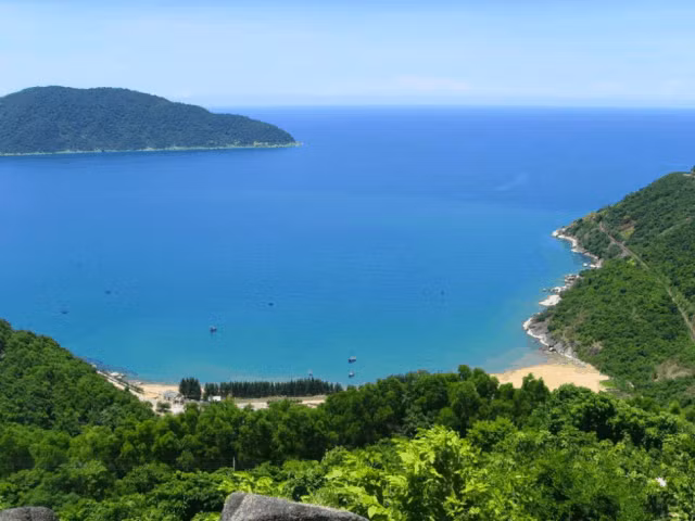 Đặc biệt, cung đèo còn tiếp giáp với cả biển lẫn núi khiến cho khí hậu vô cùng mát mẻ giúp hệ cây cối phát triển, rừng núi xanh tươi.